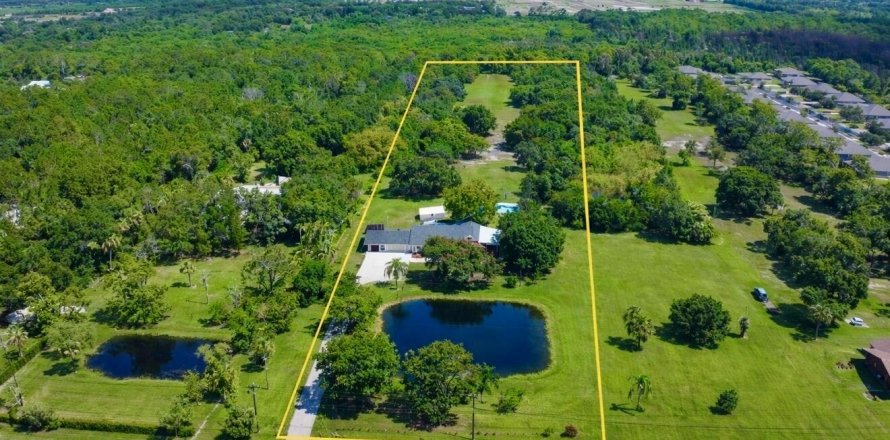 House in Vero Beach, Florida 4 bedrooms, 240.62 sq.m. № 2146170