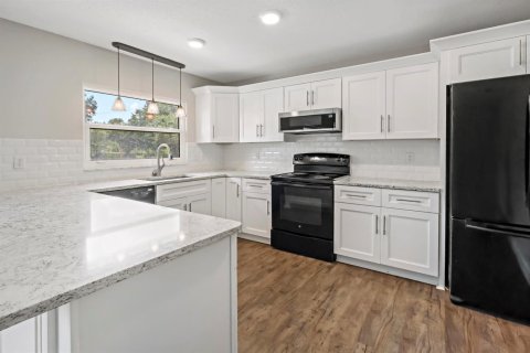 House in Vero Beach, Florida 4 bedrooms, 240.62 sq.m. № 2146170 - photo 9