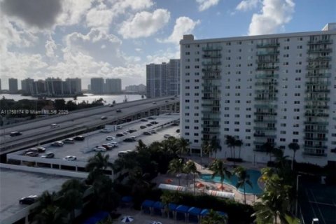 Condo in Sunny Isles Beach, Florida, 1 bedroom  № 1707217 - photo 1