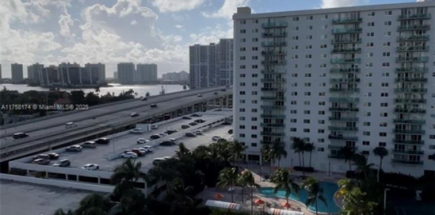 Condo in Sunny Isles Beach, Florida, 1 bedroom  № 1707217