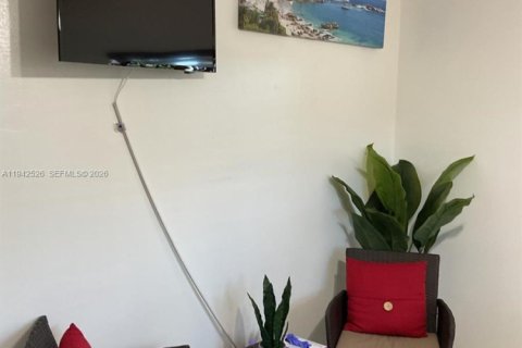 House in North Lauderdale, Florida 4 bedrooms № 2000240 - photo 5