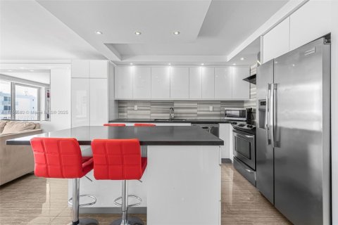 Condo in Miami Beach, Florida, 2 bedrooms № 1957586 - photo 3