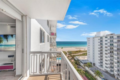 Condo in Miami Beach, Florida, 2 bedrooms № 1957586 - photo 1