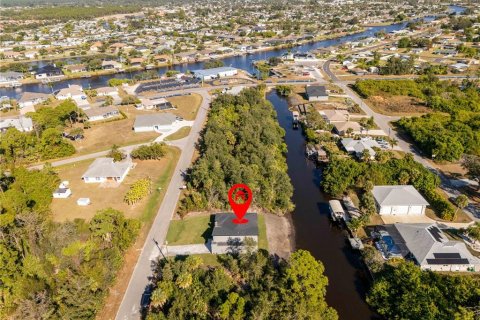House in Port Charlotte, Florida 4 bedrooms, 166.76 sq.m. № 2221164 - photo 15