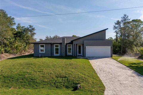 House in Port Charlotte, Florida 4 bedrooms, 166.76 sq.m. № 2221164