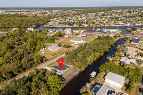 House in Port Charlotte, Florida 4 bedrooms, 166.76 sq.m. № 2221164 - photo 13