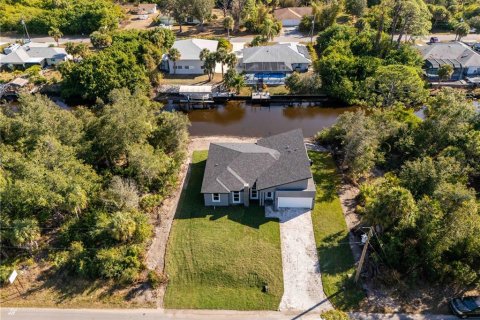 House in Port Charlotte, Florida 4 bedrooms, 166.76 sq.m. № 2221164 - photo 8