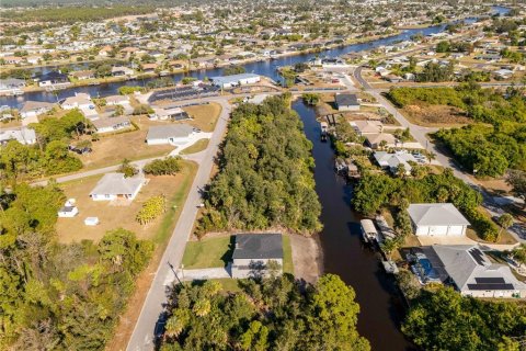 House in Port Charlotte, Florida 4 bedrooms, 166.76 sq.m. № 2221164 - photo 16