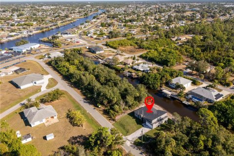 House in Port Charlotte, Florida 4 bedrooms, 166.76 sq.m. № 2221164 - photo 11