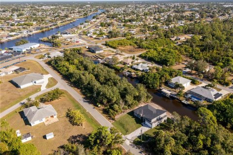 House in Port Charlotte, Florida 4 bedrooms, 166.76 sq.m. № 2221164 - photo 12