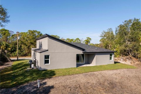 House in Port Charlotte, Florida 4 bedrooms, 166.76 sq.m. № 2221164 - photo 25