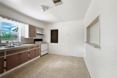 Снять в аренду виллу или дом в Форт-Лодердейл, Флорида 3 спальни, 78.78м2, № 1989530 - фото 4