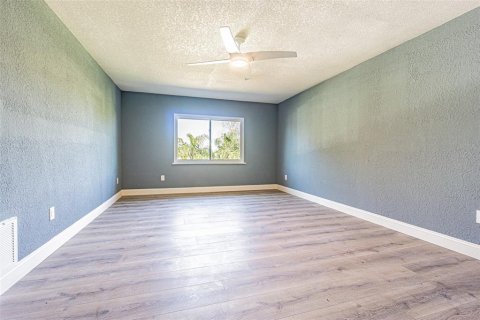 Villa ou maison à louer à New Port Richey, Floride: 4 chambres, 250.84 m2 № 2386156 - photo 15