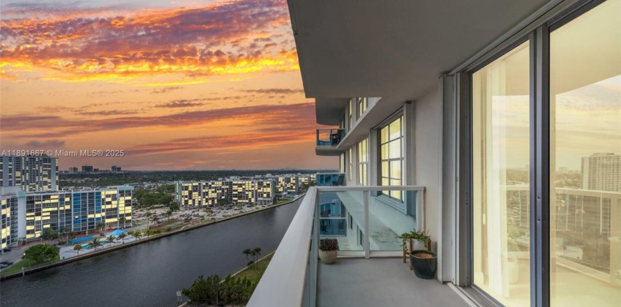 Кондоминиум с 1 спальней в Холливуд, Флорида № 1943884