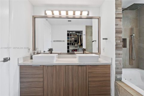 Condo in Miami, Florida, 2 bedrooms  № 2057000 - photo 12