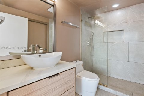 Condo in Miami, Florida, 2 bedrooms  № 2057000 - photo 13