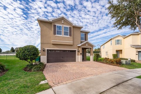 Casa en venta en Kissimmee, Florida, 8 dormitorios, 316.98 m2 № 1723163 - foto 2
