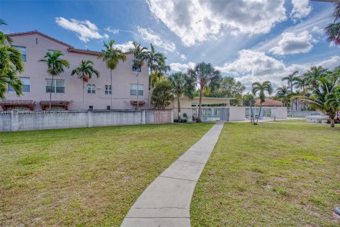 Condo in Lauderdale-by-the-Sea, Florida, 2 bedrooms  № 1708401 - photo 24