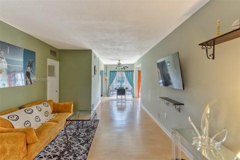 Condo in Lauderdale-by-the-Sea, Florida, 2 bedrooms  № 1708401 - photo 8