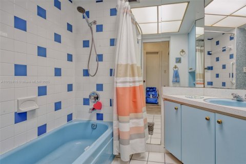 Condo in Lauderdale-by-the-Sea, Florida, 2 bedrooms  № 1708401 - photo 22