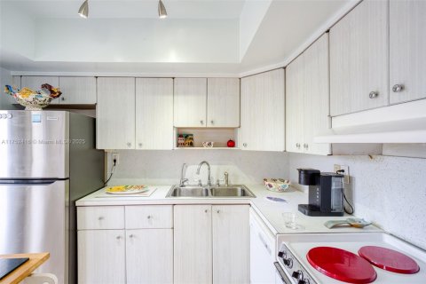 Condo in Lauderdale-by-the-Sea, Florida, 2 bedrooms  № 1708401 - photo 16