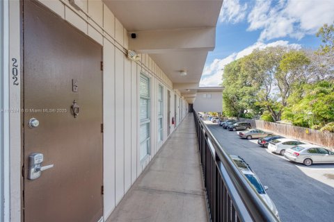 Condo in Lauderdale-by-the-Sea, Florida, 2 bedrooms  № 1708401 - photo 6