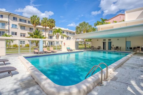 Condo in Lauderdale-by-the-Sea, Florida, 2 bedrooms  № 1708401 - photo 25