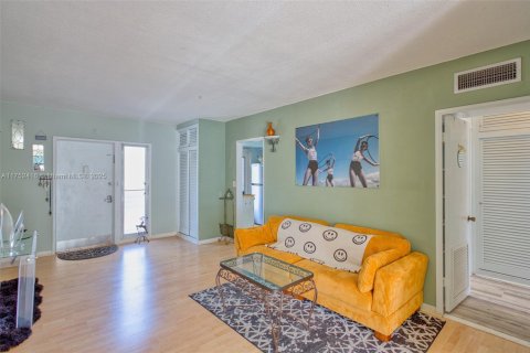 Condo in Lauderdale-by-the-Sea, Florida, 2 bedrooms  № 1708401 - photo 14
