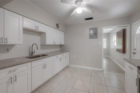 House in Tampa, Florida 2 bedrooms, 75.81 sq.m. № 1903886 - photo 9