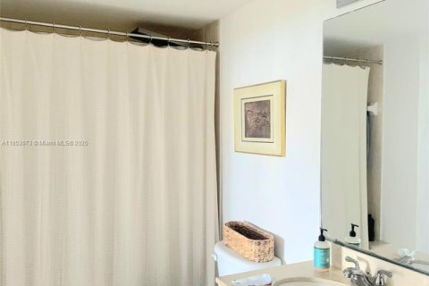 Condo in Miami, Florida, 1 bedroom  № 1877681 - photo 9