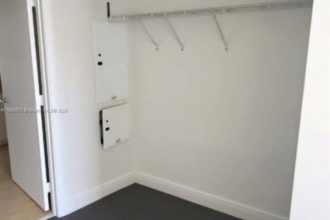 Condo in Miami, Florida, 1 bedroom  № 1877681 - photo 13