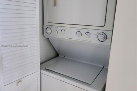 Condo in Miami, Florida, 1 bedroom  № 1877681 - photo 11