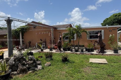 House in Homestead, Florida 4 bedrooms, 479.19 sq.m. № 2179175 - photo 5