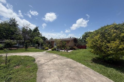 House in Homestead, Florida 4 bedrooms, 479.19 sq.m. № 2179175 - photo 12