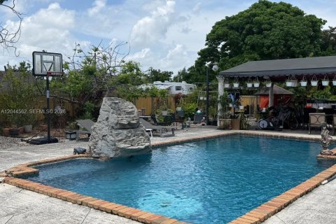 House in Homestead, Florida 4 bedrooms, 479.19 sq.m. № 2179175 - photo 18
