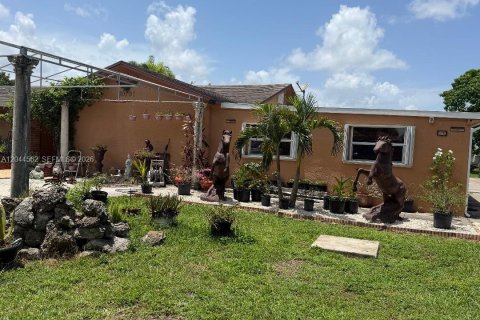House in Homestead, Florida 4 bedrooms, 479.19 sq.m. № 2179175 - photo 3