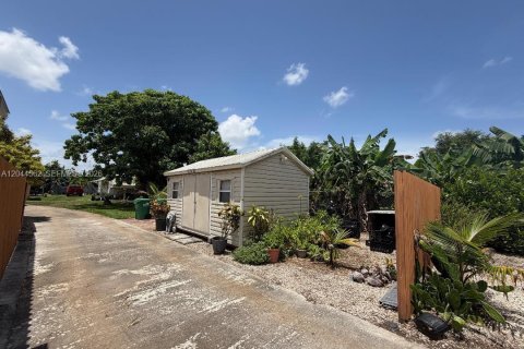 House in Homestead, Florida 4 bedrooms, 479.19 sq.m. № 2179175 - photo 11