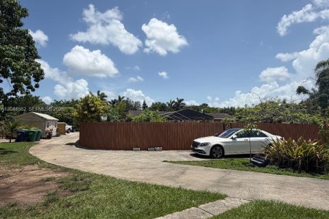 House in Homestead, Florida 4 bedrooms, 479.19 sq.m. № 2179175 - photo 16
