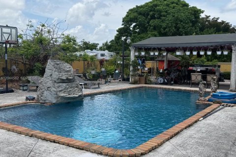House in Homestead, Florida 4 bedrooms, 479.19 sq.m. № 2179175 - photo 19