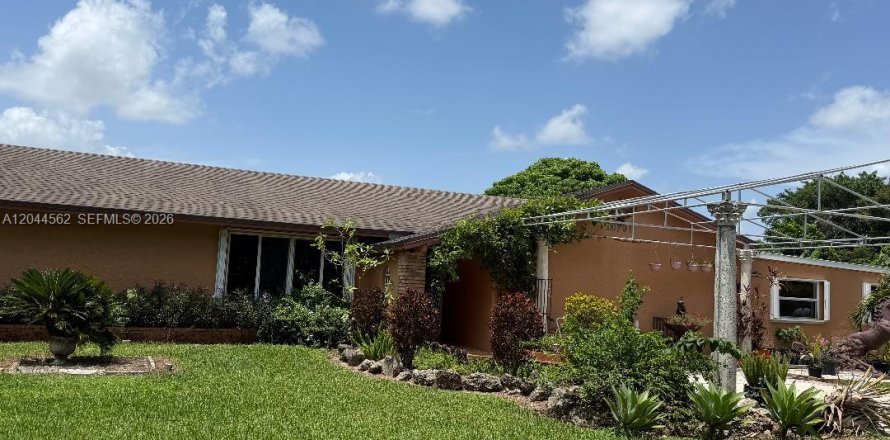House in Homestead, Florida 4 bedrooms, 479.19 sq.m. № 2179175