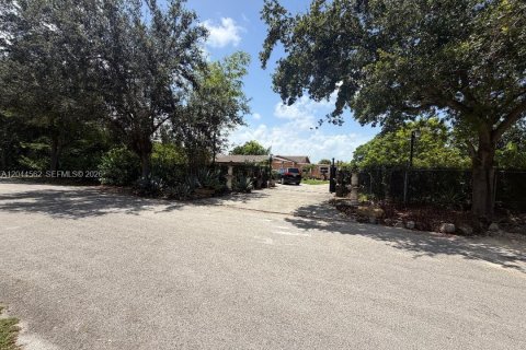 House in Homestead, Florida 4 bedrooms, 479.19 sq.m. № 2179175 - photo 9