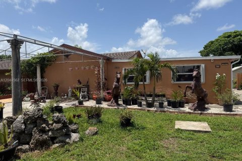 House in Homestead, Florida 4 bedrooms, 479.19 sq.m. № 2179175 - photo 4