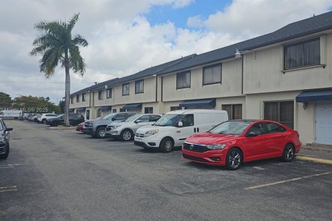 Townhouse in Miami, Florida 2 bedrooms, 90.12 sq.m. № 1726490 - photo 1