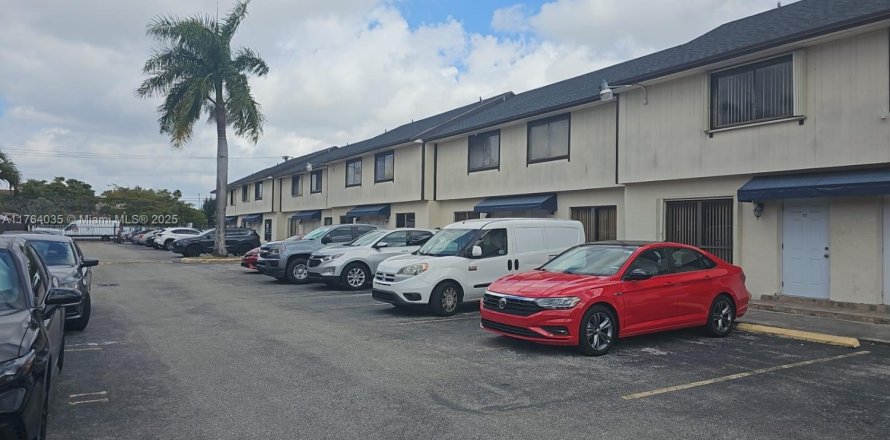 Townhouse in Miami, Florida 2 bedrooms, 90.12 sq.m. № 1726490