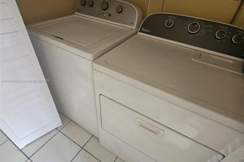 Townhouse in Miami, Florida 2 bedrooms, 90.12 sq.m. № 1726490 - photo 7