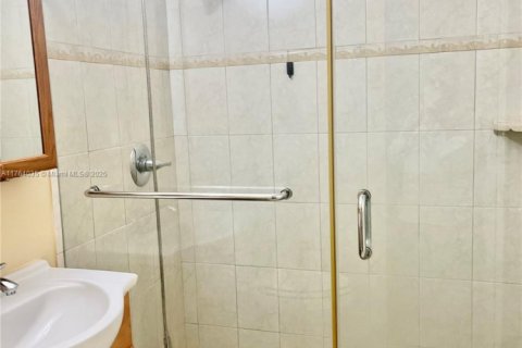 Townhouse in Miami, Florida 2 bedrooms, 90.12 sq.m. № 1726490 - photo 19