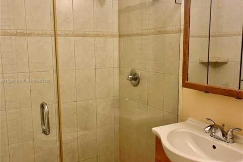 Townhouse in Miami, Florida 2 bedrooms, 90.12 sq.m. № 1726490 - photo 21