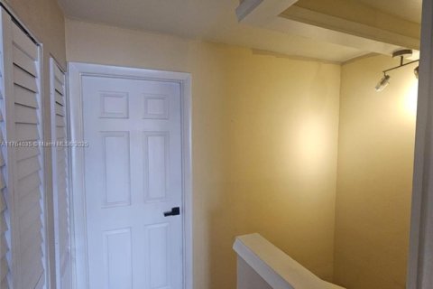 Townhouse in Miami, Florida 2 bedrooms, 90.12 sq.m. № 1726490 - photo 10