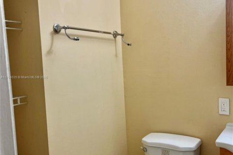 Townhouse in Miami, Florida 2 bedrooms, 90.12 sq.m. № 1726490 - photo 20