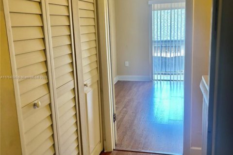 Townhouse in Miami, Florida 2 bedrooms, 90.12 sq.m. № 1726490 - photo 23